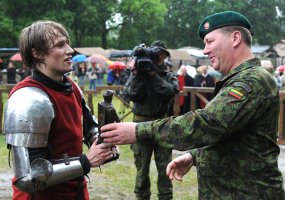 II tarptautiniame riterių turnyre Trakuose Lietuvos kariuomenės vado kalaviją iškovojo riteris iš... - 5