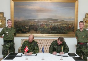 Katedros aikštėje - Lietuvos kariuomenės vado valdžios regalijų grąžinimo vyriausiajam... - 1