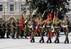 Kadenciją baigęs Lietuvos kariuomenės vadas grąžino valdžios regalijas vyriausiajam ginkluotųjų... - 6