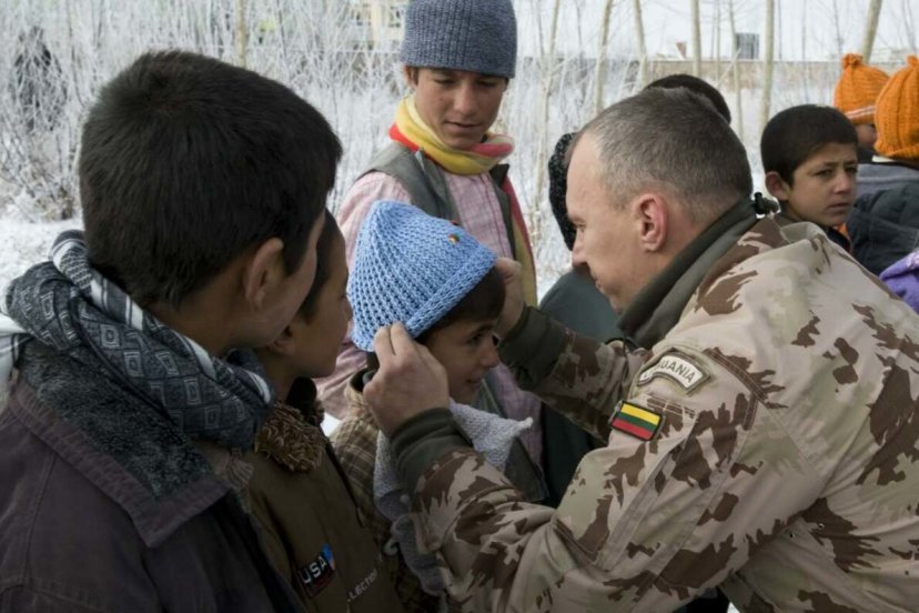 Lietuvos žmonių numegztos kepurės atšiaurią žiemą sušildys penkis tūkstančius Afganistano vaikų