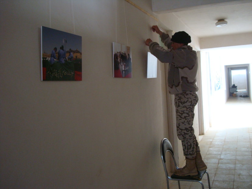 Lietuvos karys afganistaniečiams padovanojo nuotraukų parodą