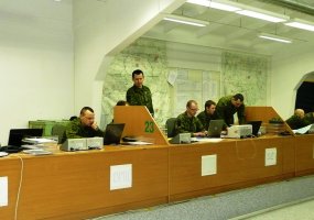 Misijai Afganistane besirengiantys kariai dalyvauvo pratybose, naudodami taktinį treniruoklį JCATS - 1
