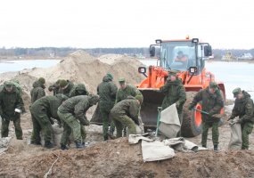 Mindaugo bataliono kariai atstatė Lėvens upės pralaužtą  apsauginį pylimą - 2