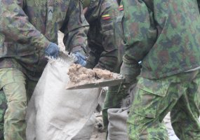 Mindaugo bataliono kariai atstatė Lėvens upės pralaužtą  apsauginį pylimą - 4