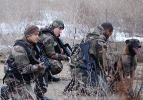 Prancūzų kariai surengė pratybas, ieškojo „numušto“ naikintuvo piloto - 1