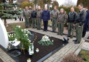 Karinių oro pajėgų kariai pagerbė prieš 7-erius metus žuvusių kolegų atminimą - 1