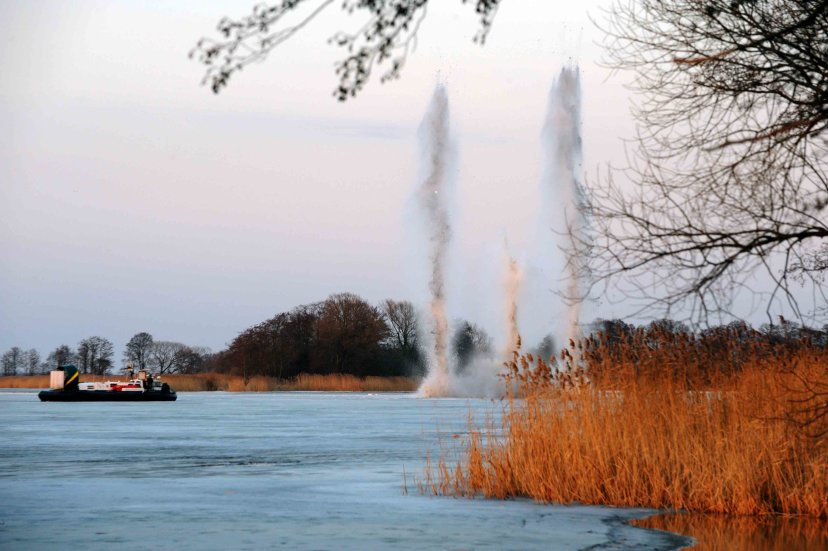 Kariai Atmatoje sprogdino ledą 
