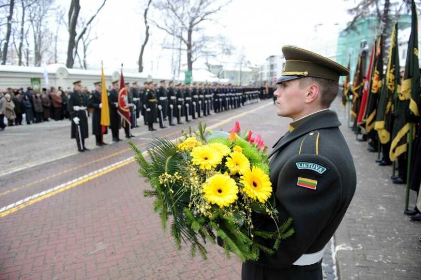Krašto apsaugos ministrė ir kariuomenės vadas reiškia užuojautą Lenkijos gynybos ministrui ir...