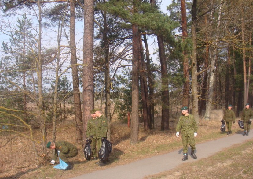 Birutės bataliono kariai prisijungė prie akcijos „Darom 2010“