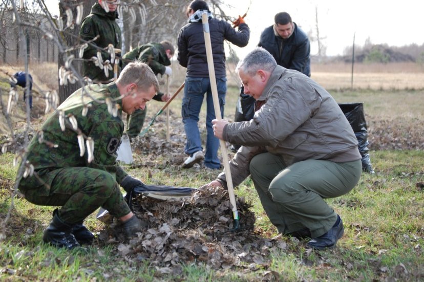 Aviacijos bazėje vyko pavasarinė talka „Darom 2010“