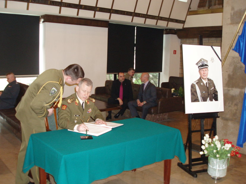 Gen. mjr. A. Pocius pagerbė žuvusios Lenkijos kariuomenės vadovybės atminimą
