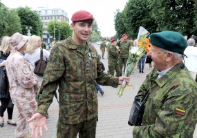 Alytuje iškilmingai sutikti misiją Afganistane baigę Lietuvos kariai - 6