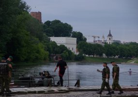 Perkėlų kuopos kariai padės po Vilniaus tiltais pakabinti skulptūras - 1