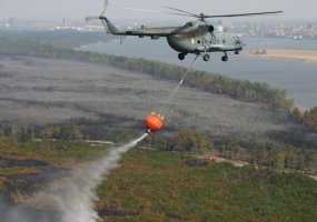 Karinių oro pajėgų sraigtasparnis gesino gaisrą - 3