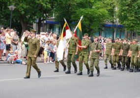 Šiaulių įgulos kariai kartu su miestiečiais dalyvavo Valstybės dienos minėjimo renginiuose - 3