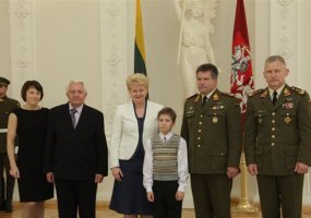 Prezidentė suteikė generolo majoro laipsnį Sausumos pajėgų vadui  - 3