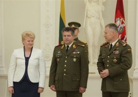 Prezidentė suteikė generolo majoro laipsnį Sausumos pajėgų vadui  - 2