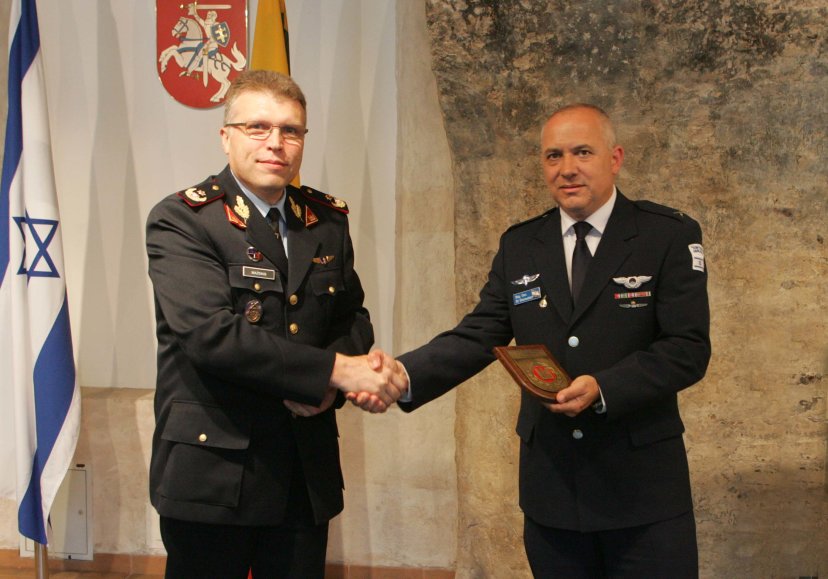 Kariuomenės vado pareigas laikinai einantis brg. gen. E. Mažeikis susitiko su Izraelio kariškių...