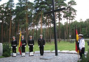 Tarptautinių pratybų „Atvira Dvasia 2010“ dalyviai Vokietijos ir Rusijos karių kapinėse pagerbė... - 1