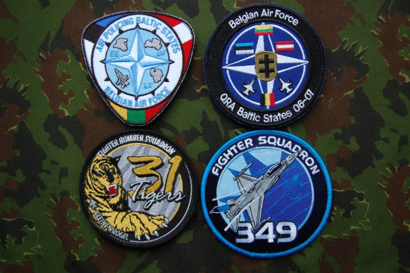 Aviacijos bazėje sukaupta karinių antsiuvų su NATO oro policijos misijos simbolika kolekcija