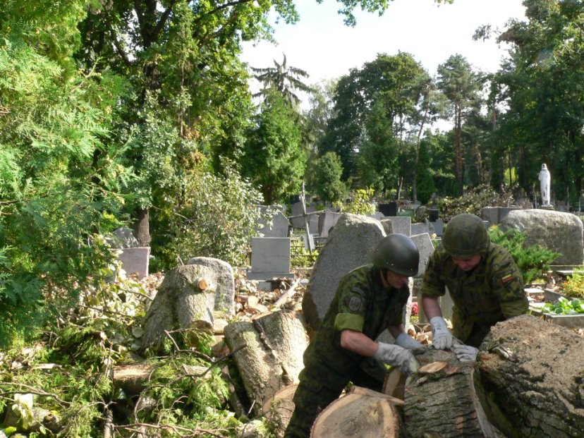 Pratęsiama karių pagalba šalinant audros padarinius Kaune