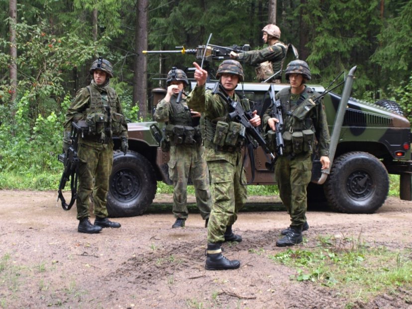 Rengdamiesi misijai Afganistane PAG-12 pamainos kariai dalyvauja lauko taktinėse pratybose