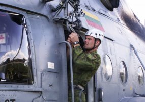 Algirdo bataliono Žvalgybos būrio kariai mokėsi nusileidimo virve iš sraigtasparnio technikos - 1