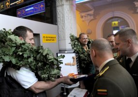 Vilniuje sutikti sidabro medalius Seule iškovoję kariai  - 2