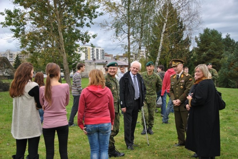 Kariuomenės vadas ir Vilniaus Sostinės LIONS klubas pakvietė moksleivius susipažinti su karių...