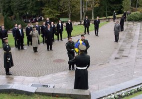 Lietuvos kariuomenės vadas  gen. mjr. A. Pocius kartu su Lietuvoje viešėjusiu Ukrainos prezidentu... - 1