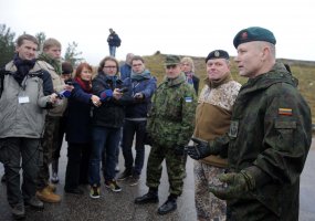 Lietuvos kariuomenės vadas stebėjo bendras Baltijos šalių ir JAV pratybas  - 1