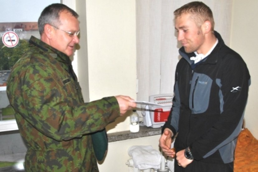 Afganistane sužeistą karį ligoninėje aplankė Jungtinio štabo viršininkas brigados generolas Algis...