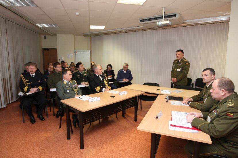 Sausumos ir Krašto apsaugos savanorių pajėgų štabuose lankėsi Lietuvai akredituoti gynybos atašė