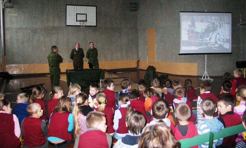 Vaidoto bataliono kariai lankėsi Neveronių mokykloje ir apžiūrėjo mokinių piešinių parodą