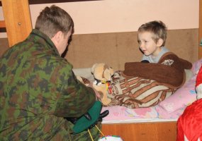 Mindaugo bataliono kariai dalijo dovanėles daugiavaikių šeimų vaikams - 2