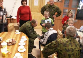 Jonavos vaikų namus aplankė Algirdo bataliono kariai  - 1