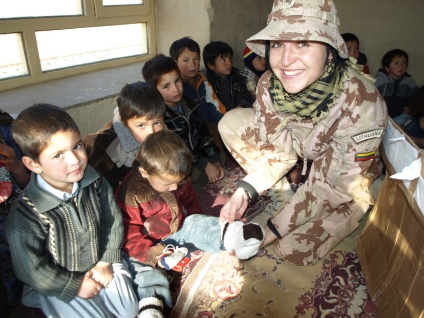 People of Lithuania knitted, Lithuanian peacekeepers handed over warm socks to children in Ghor