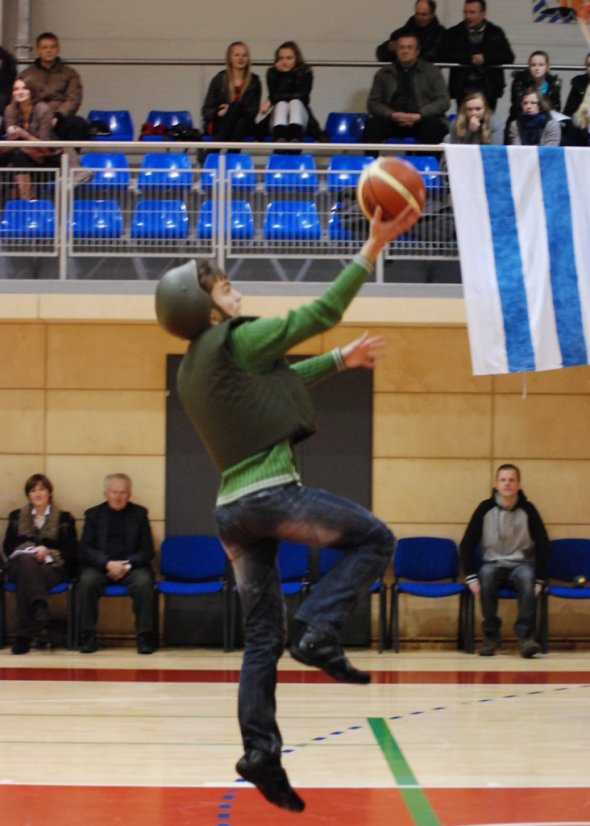 Per krepšinio varžybas žiūrovai galėjo išbandyti ir karines rungtis