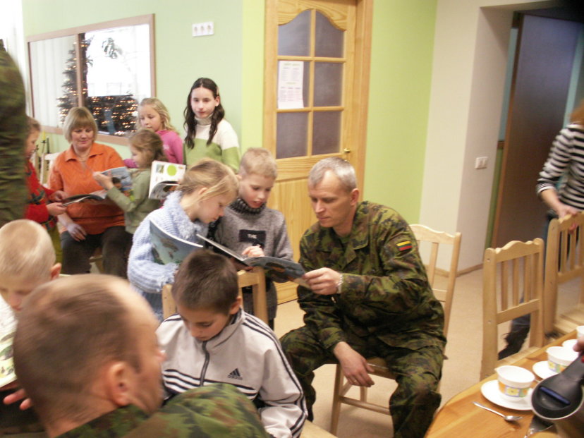 Jonavos vaikų namus aplankė Algirdo bataliono kariai 
