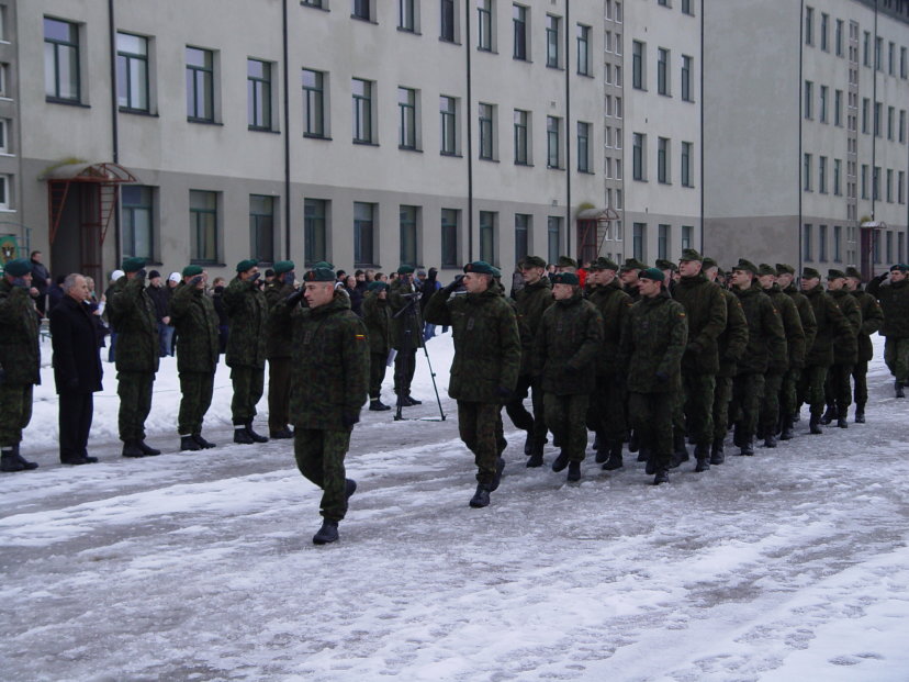 Didės eilinių karių atlyginimai 