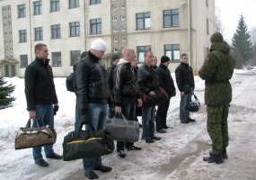 Pusšimtis kariuomenės naujokų pradėjo būtinuosius karinius mokymus - 1