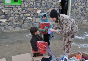 Kariai Čagčarano vaikams perdavė iš Lietuvos atkeliavusią paramą - 3