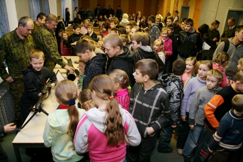 Marijampolės įgulos padalinių atstovai lankėsi A. Matučio vidurinėje mokykloje 
