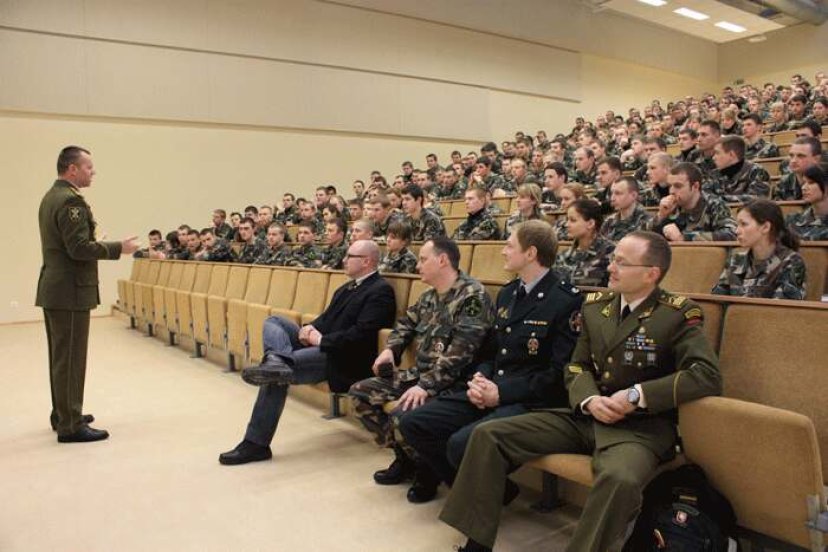 Lietuvos kariuomenės vyriausiasis puskarininkis susitiko su Pasieniečių mokyklos kursantais