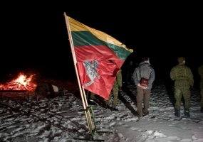Dainos ir laužo šviesa skleidė žiną apie atkurtą Lietuvos nepriklausomybę - 1
