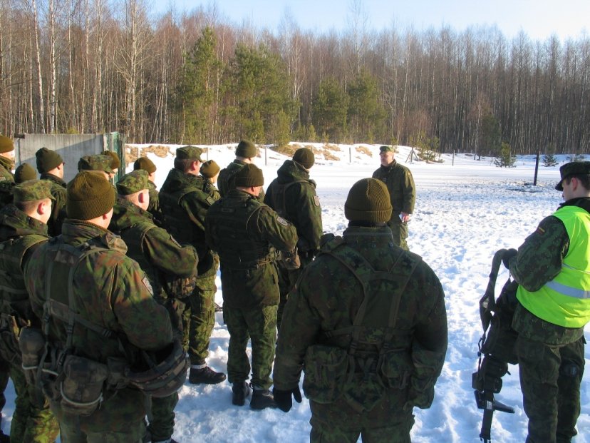 Vaidoto bataliono kariai dalyvavo granatų mėtymo pratybose
