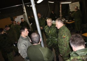 Lietuvos kariuomenės vadas susitiko su Rukloje vykstantiems mokymams vadovaujančiu  Danijos... - 2