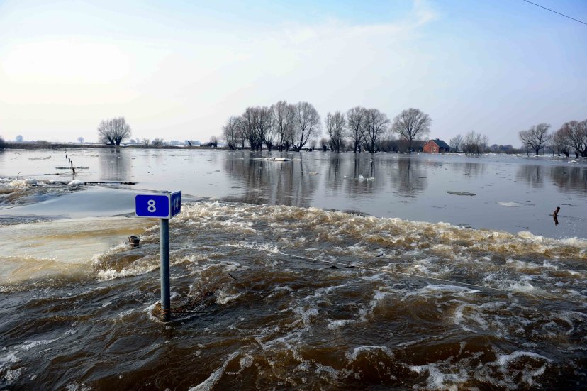   Ugniagesiai dėkoja Lietuvos kariuomenei už paramą teikiant pagalbą potvynio apsemtoms...