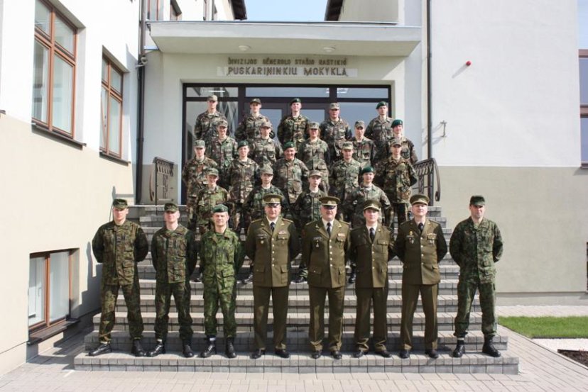 Puskarininkių mokykloje jauniesiems šauliams įteikti kurso baigimo pažymėjimai