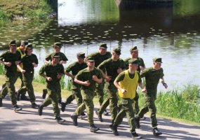 Kovinės vėliavos įteikimo šešioliktąsias metines mindaugiečiai paminėjo bėgdami 10 kilometrų krosą - 1